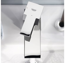 Moderní vodovodní kohoutek v koupelně s logem Grohe
