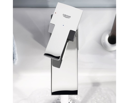 Moderní vodovodní kohoutek v koupelně s logem Grohe