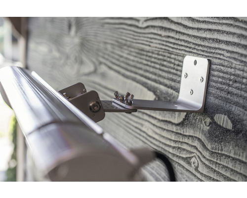 Detailní pohled na držák markýzy namontovaný na dřevěné stěně