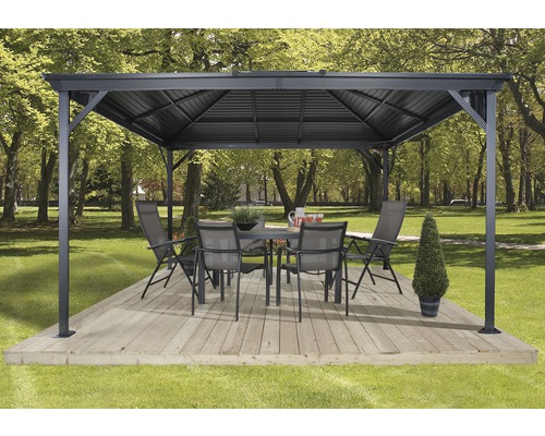 Pavilon se stolem a židlemi na zahradě