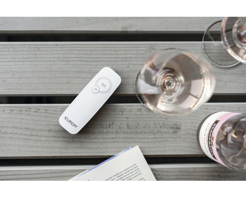 Dálkové ovládání Eurom se sklenicemi na víno a lahví vína