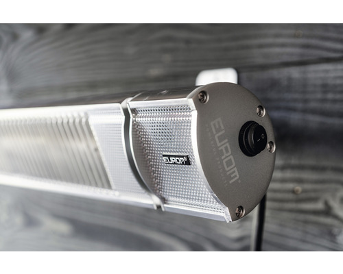 Detailní pohled na namontovanou topnou lampu stříbrné barvy s vypínačem a logem společnosti