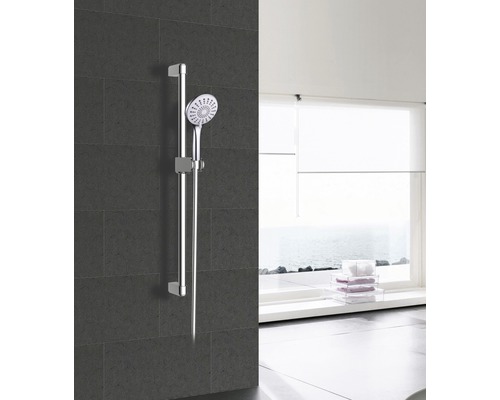 Sprchový set s tyčí v koupelně