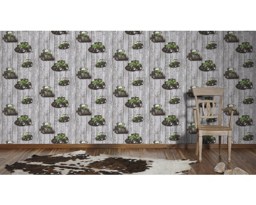 Pohled na místnost s tapetou s motivem traktoru