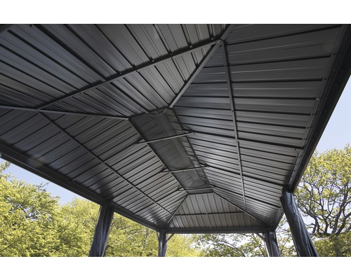 Detail střechy altánu s kovovou konstrukcí