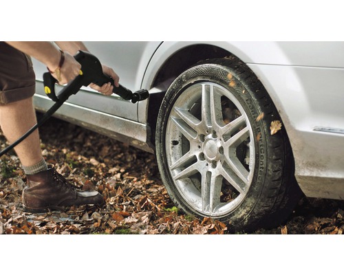 Čištění pneumatiky automobilu vysokotlakým čističem
