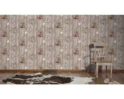 Pohled do místnosti s tapetou s dřevěným obložením zobrazující koně a okna, kombinovaný s dřevěnou podlahou a kobercem z kravské kůže.