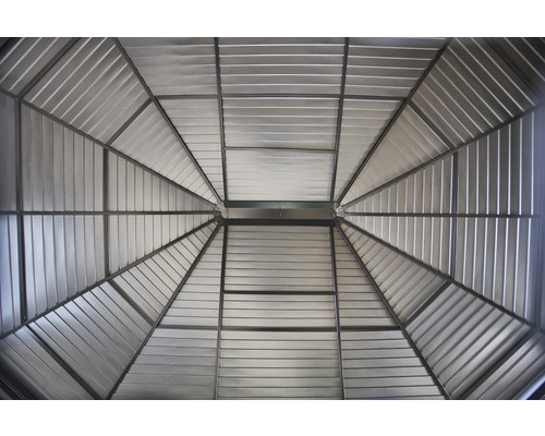 Vnitřní pohled na kovovou střechu altánu