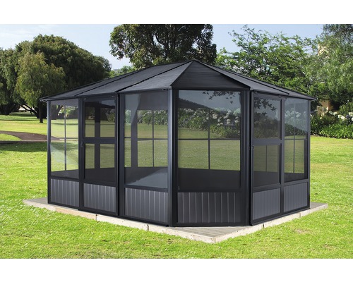 Osmiúhelníkový altán s okny a střechou na trávníku