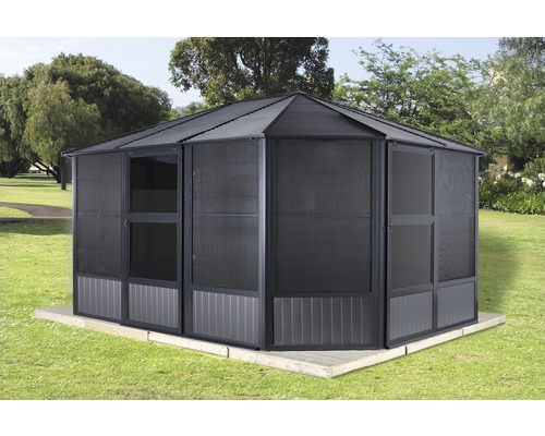 Volně stojící zahradní pavilon se sítí proti komárům na trávníku.