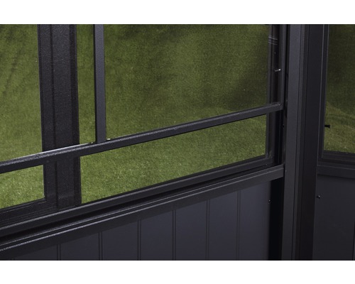 Detailní pohled na altán s moskytiérou