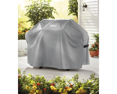 Gril Weber s ochranným krytem na zahradě