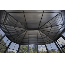 Vnitřní pohled na zahradní pavilon s kovovou střechou