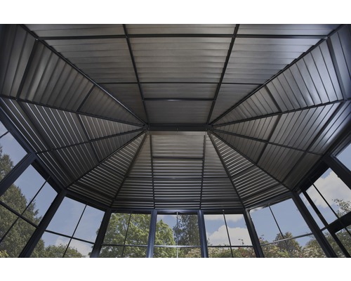 Vnitřní pohled na zahradní pavilon s kovovou střechou