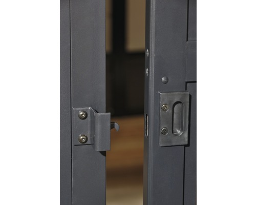 Detailní záběr zahradní brány se zavíracím mechanismem