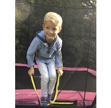 Chlapec leze na zahradní trampolínu s bezpečnostní sítí