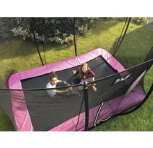 Obdélníková zahradní trampolína s bezpečnostní sítí a dvěma dětmi