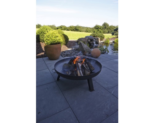 Ohniště s hořícím dřevem v zahradě