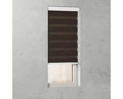 Okno s hnědou dvojitou roletou pro zatemnění