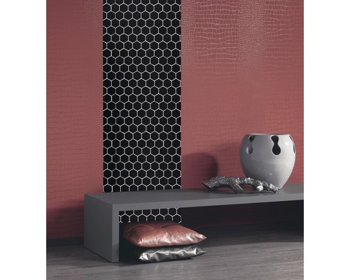 Pohled do místnosti s nástěnnou tapetou se vzhledem krokodýlí kůže a dekorativními prvky