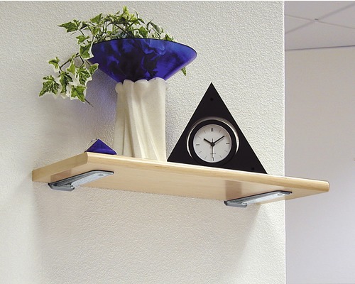 Police s dekorativními prvky a trojúhelníkovými hodinami na zdi