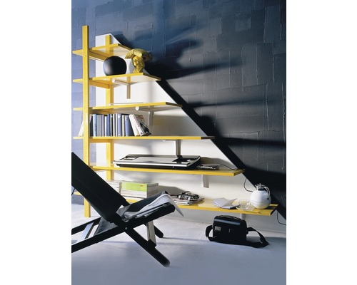 Žlutá police s různými předměty v místnosti.