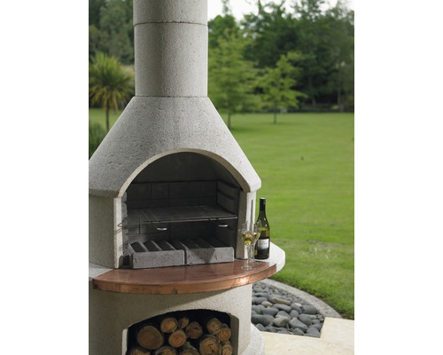 Zděný zahradní gril s grilovacím roštem a prostorem pro dřevo