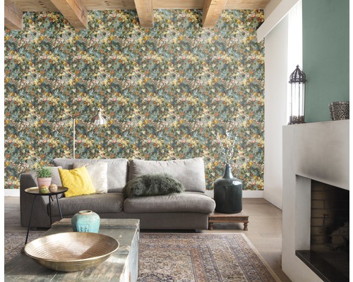 Obývací pokoj s květinovou tapetou, pohovkou a kobercem.