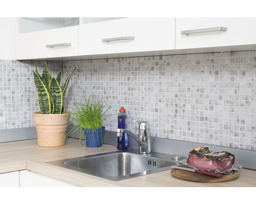 Kuchyňský dřez s vodovodní baterií, obkladem a dekorací