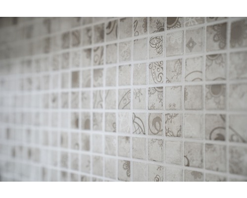 Detail mozaikových dlaždic s různými vzory