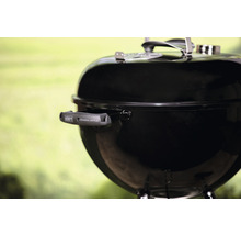 Kulatý gril s víkem a rukojetí od Weber