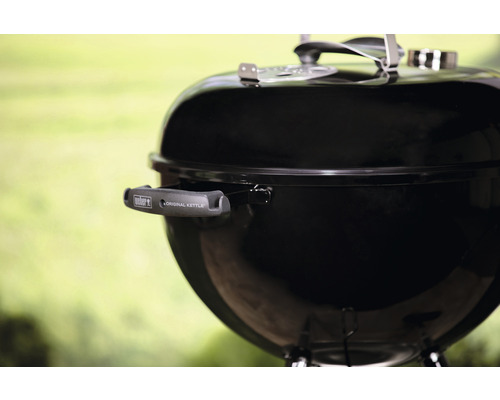 Kulatý gril s víkem a rukojetí od Weber