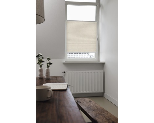 Scéna s plisovanou roletou v okně, stolem, lavicí a radiátorem