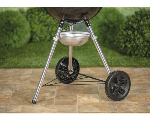 Detailní pohled na kulatý gril s nohami, kolečky a sběrnou miskou