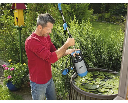 Muž obsluhuje jezírkové čerpadlo for_q v zahradním jezírku