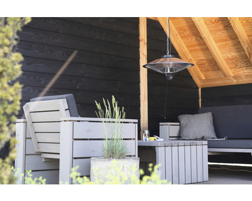 Scéna terasy s ohřívačem, posezením a dekoracemi