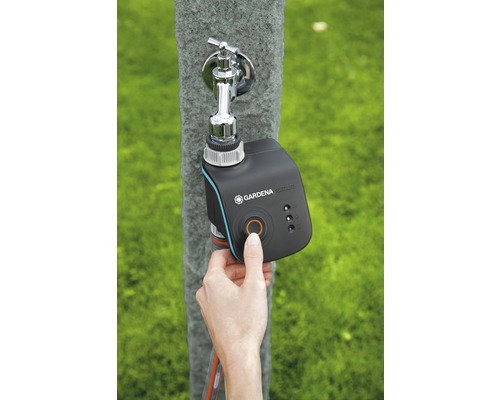 Zavlažovací počítač Gardena na vodovodním kohoutku ovládaný rukou