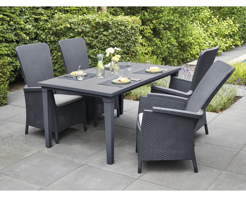 Zahradní sedací souprava se stolem a čtyřmi židlemi na terase