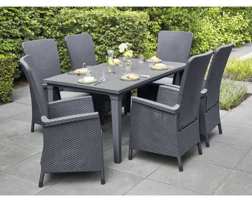 Jídelní sestava se šesti ratanovými židlemi na terase