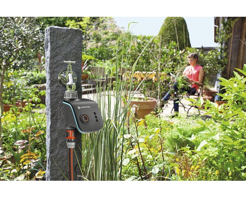 Řídicí jednotka zavlažování Gardena na vodovodním kohoutku na zahradě