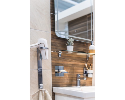 Koupelna s umyvadlem, zrcadlem a doplňky