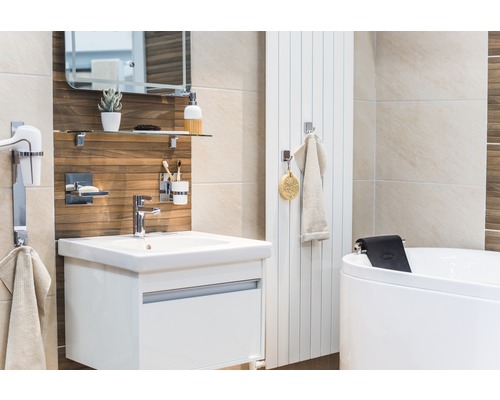 Koupelna s umyvadlem, zrcadlem, poličkou, topným žebříkem a vanou