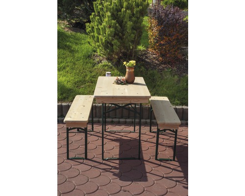 Sada dřevěného pivního stolu na zahradě