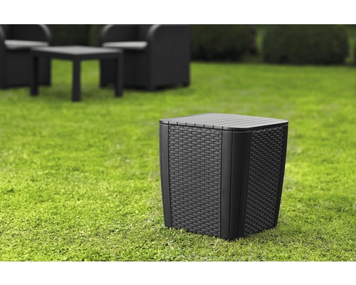 Zahradní scéna s černým plastovým úložným boxem s vzhledem ratanu.