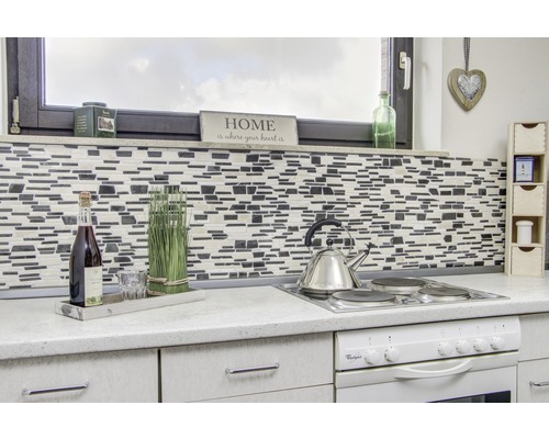 Kuchyňská scéna s mozaikovými obklady, sporákem a doplňky