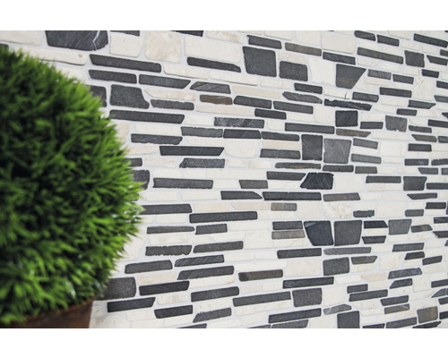 Obklad stěny s kamenným vzhledem a dekorací