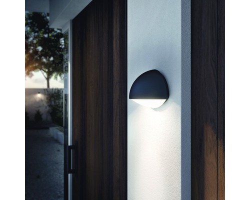 Půlkruhové nástěnné svítidlo pro venkovní osvětlení