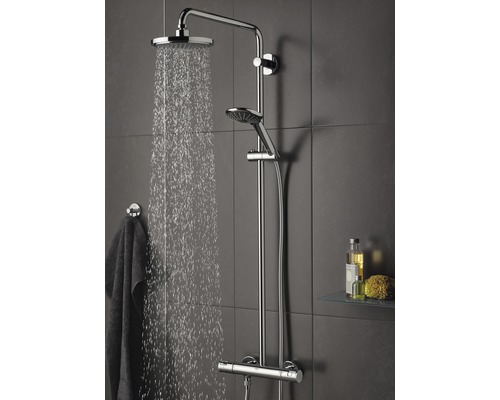 Sprchový systém s hlavovou a ruční sprchou v koupelně