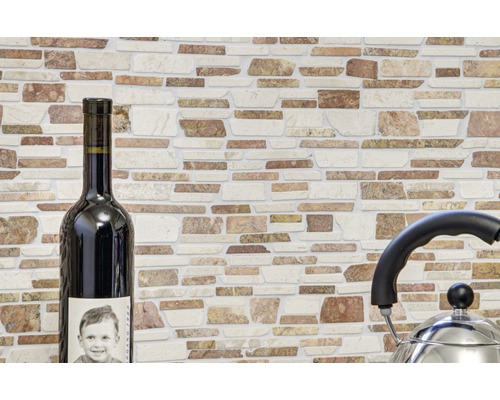 Obklad s kamenným vzhledem, láhev vína a varná konvice