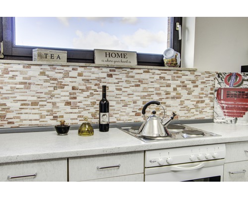 Kuchyňská scéna s umyvadlem, sporákem, obkladem a dekorací